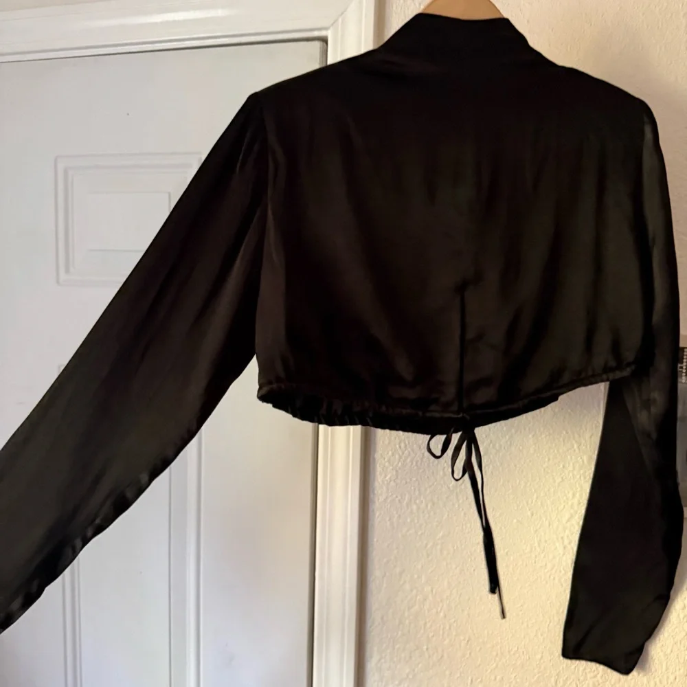 CAMILA COELHO‎ black satin viscose strong padded shoulder cropped tie back top